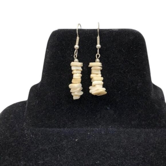 Vintage Retro Beachy 1980’s Ivory Lightweight Dangle Puka Shell Earrings - Picture 1 of 8